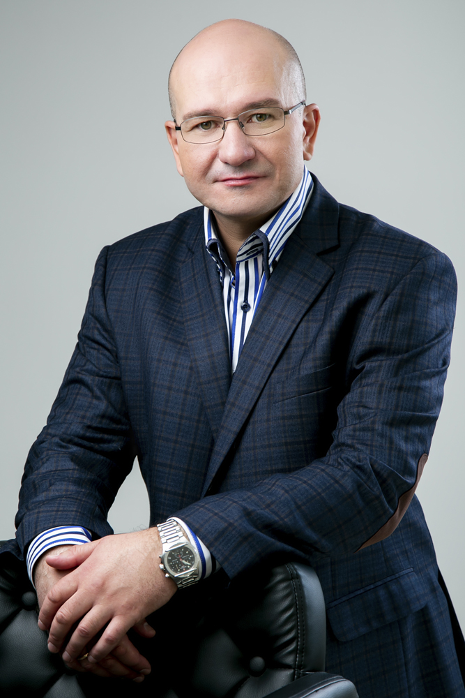 бизнес-портрет специалиста на нейтральном фоне для сайта