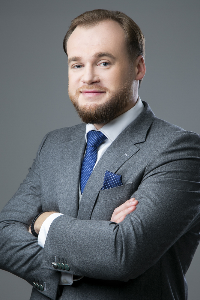 корпоративный снимок сотрудника в офисной обстановке