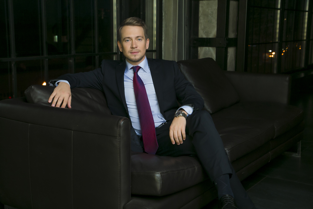 деловой портрет мужчины в офисе