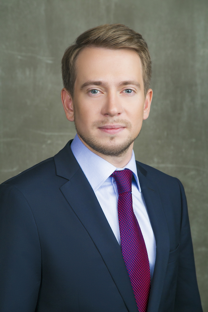 студийный деловой портрет мужчины