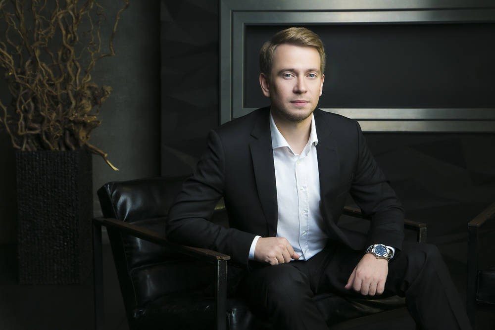 деловой портрет топ-менеджера в интерьере