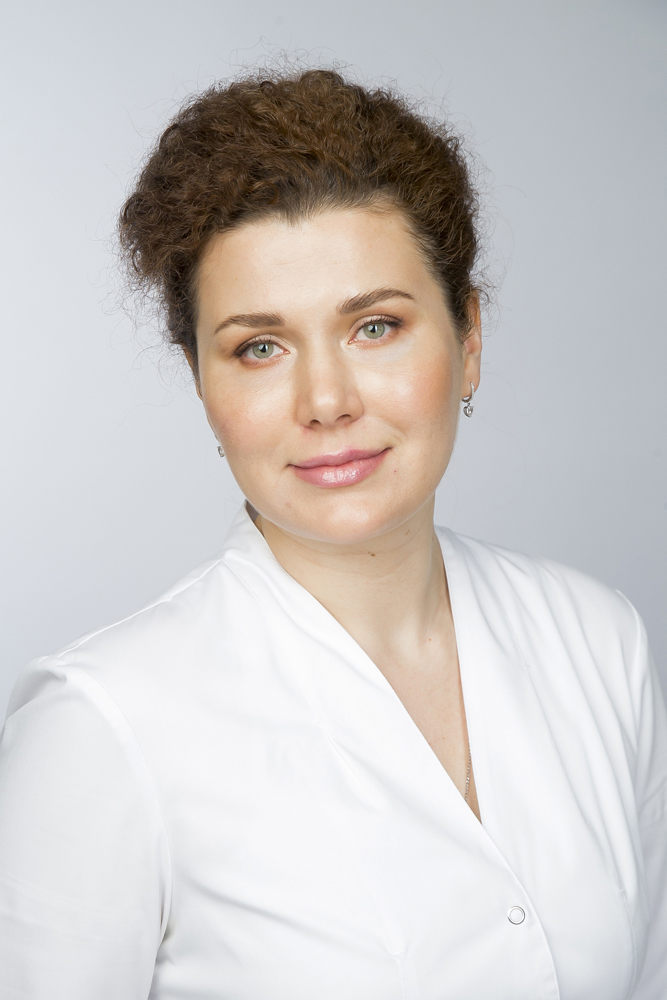 портрет врача со скрещенными руками