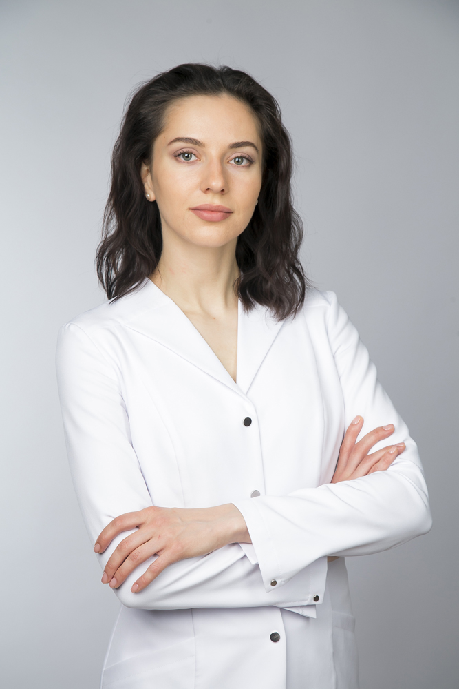 студийный портрет молодого врача