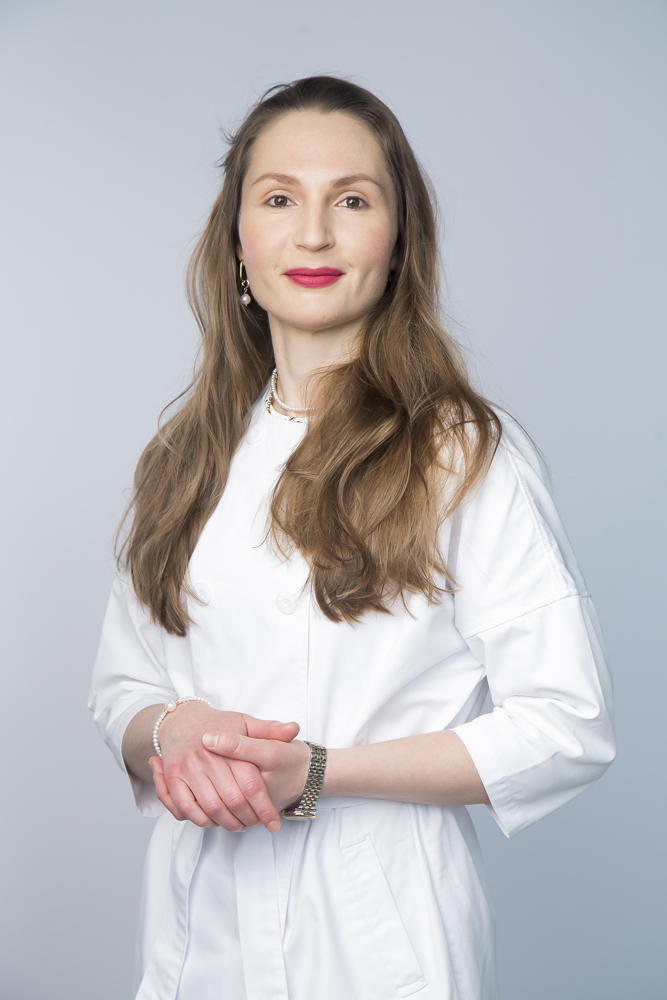 деловое фото врача-терапевта на сером фоне